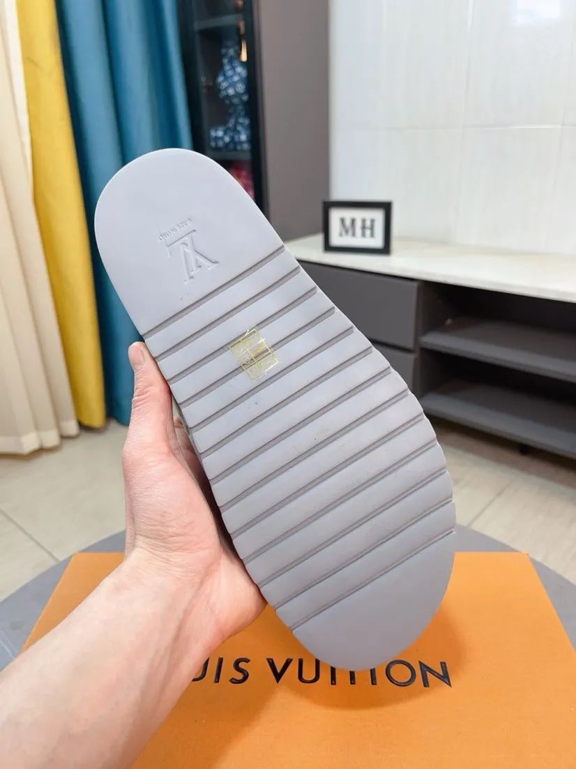 Men's shoes 💰360🌹🌹 (lv-Louis Vuitton) new men's sandals, high-end boutique, exquisite embossed logo decoration on the upper, fine workmanship, super soft soles, casual, loose and comfortable, a must-have in summer! \nsize：38-44